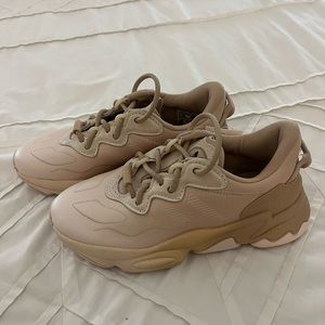 NWT Adidas Originals Ozweego Halo Ivory beige GZ2776 sneakers, size 6 womens